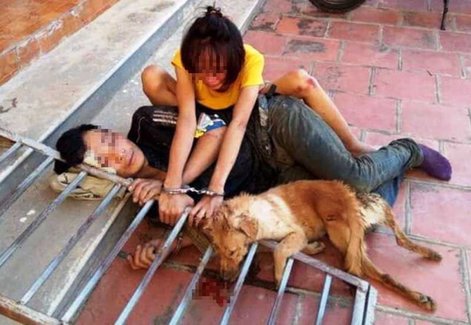  Cặp tình nhân trộm chó bị bắt giữ xích cùng với con chó tang vật tại UBND xã Phú Lộc