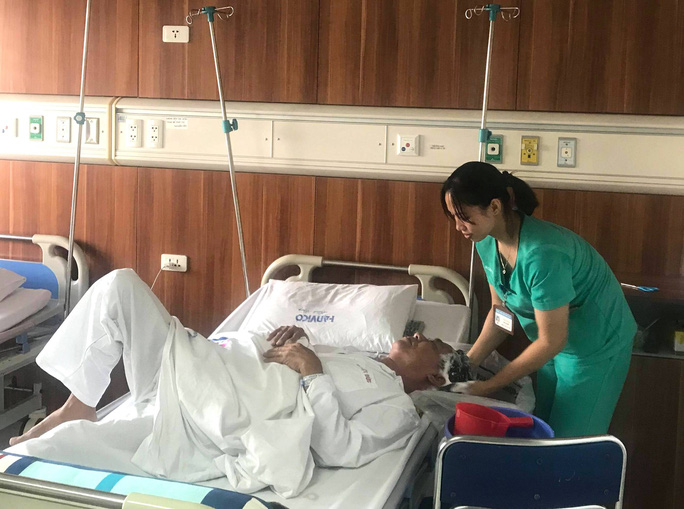  Gội đầu cho người bệnh tại một phòng bệnh theo yêu cầu của Bệnh viện Việt Đức