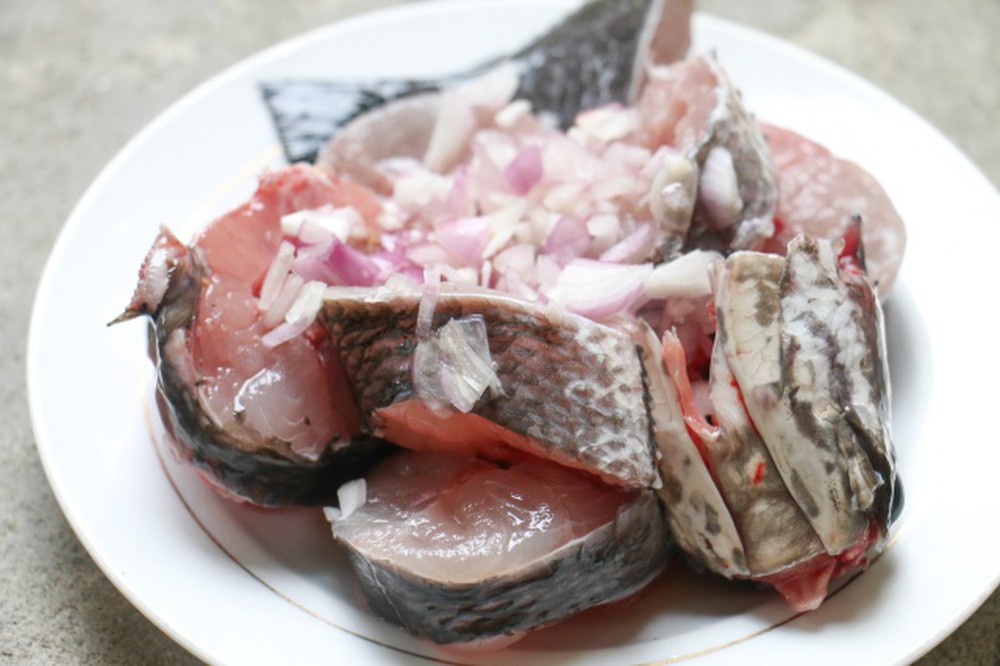  Ướp cá trước khi cho vào nồi nấu để nước dùng và cả thịt cá đều có vị đậm đà riêng - Ảnh minh họa: Internet