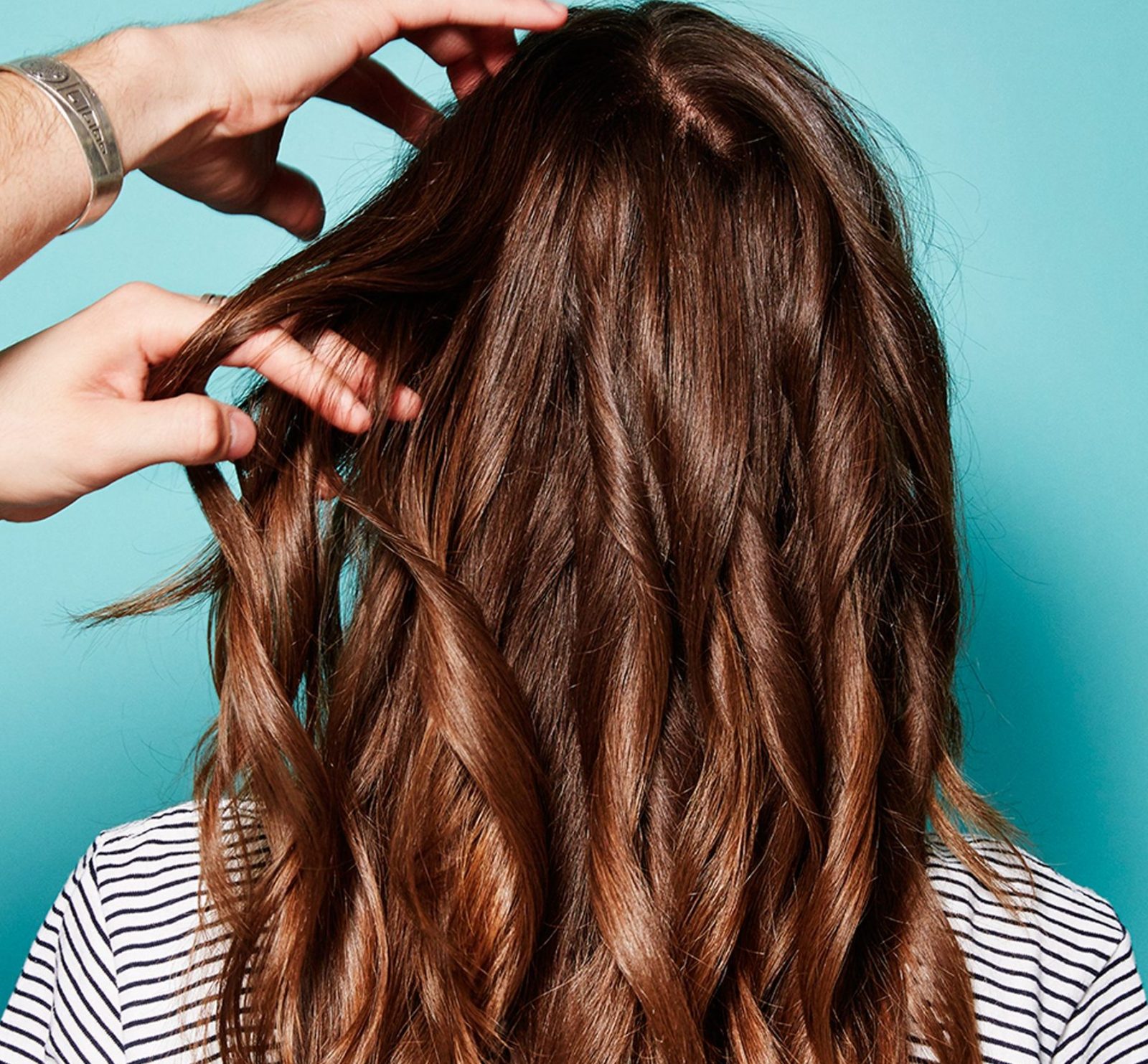 Nếu bạn đang sở hữu mái tóc duỗi hoặc uốn trước khi sấy tóc bạn nên xịt một ít dầu dừa vào tóc để tóc không bị khô - Ảnh minh họa: Internet