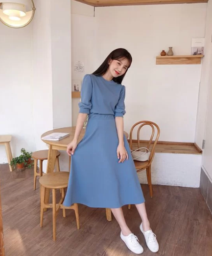 Bên cạnh các kiểu váy liền thân không kén dáng, cách phối hợp chân váy và áo blouse tiệp màu cũng mang lại trang phục tôn nét thanh lịch.