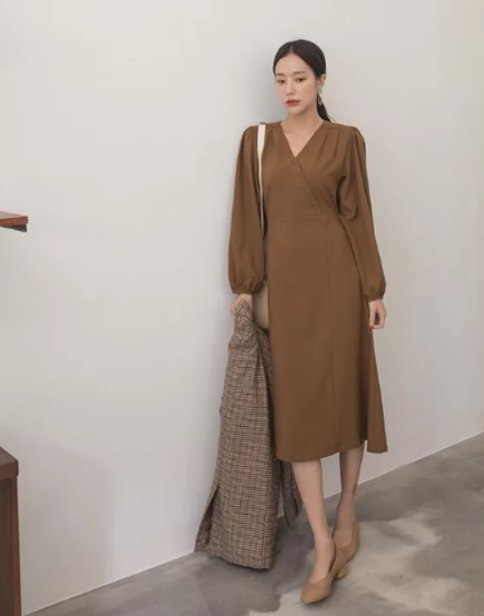 Váy liền thân dáng dài được thể hiện một cách đa dạng với nhiều phom. Đây là trang phục mang tính ứng dụng cao và phù hơp với không khí chuyển mùa từ hè sang thu.
