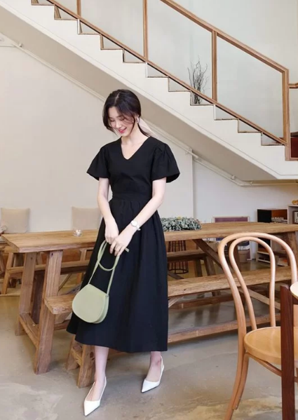 Váy nhún eo nhẹ nhàng vừa dễ mặc vừa giúp phái đẹp tôn nét gợi cảm một cách khéo léo. Phối cùng các kiểu váy cổ điển là phụ kiện mang hơi hướng của phong cách vintage và retro.