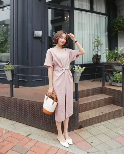 Váy xoắn eo đánh dấu sự trở lại ở xu hướng hè thu 2019. Vì thế, chọn trang phục theo phong cách này sẽ khiến người mặc trở thành quý cô văn phòng sành điệu đúng mực