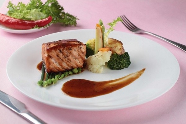  Cá hồi nướng tiêu đen có vị cay của tiêu đen, vị chua của chanh và có hương thơm hấp dẫn.
