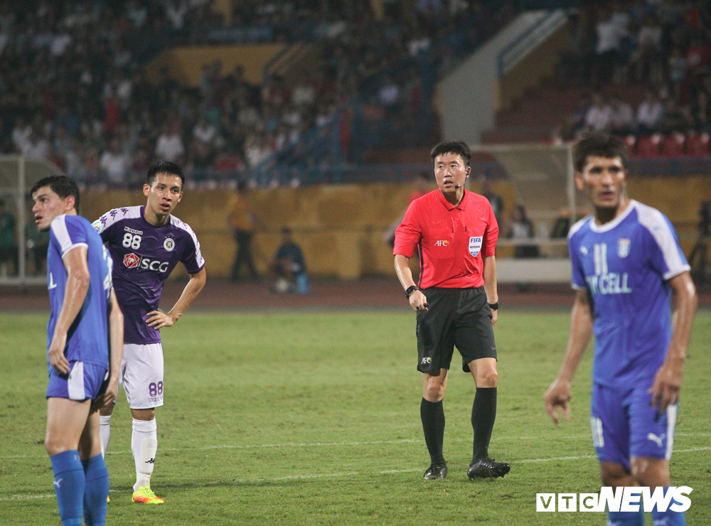  Trọng tài người Hàn Quốc cho Hà Nội FC hưởng phạt đền trong trận này và đó là quyết định khiến CLB Altyn Asyr không hài lòng. Dù vậy, HLV Yazguly Hojageldiyevr cho rằng chưa thể đánh giá quyết định đó đúng hay không. Đó là một phần của bóng đá. (Ảnh: Hồng Nam)