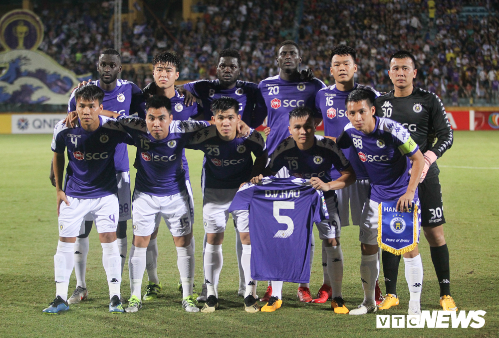   Các cầu thủ Hà Nội FC giơ áo số 5 để động viên Văn Hậu. Thiếu vắng cầu thủ chạy cánh người Thái Bình là tổn thất lớn với cả CLB lẫn tuyển Việt Nam. (Ảnh: Hồng Nam)