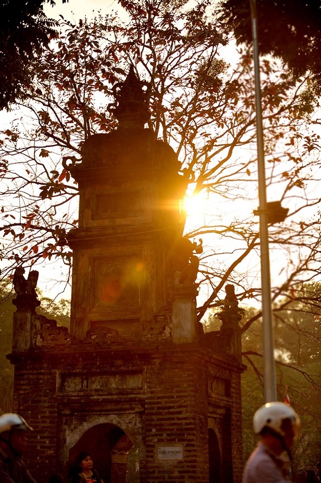  Những tia nắng cuối ngày le lói bên tháp Hòa Phong, bên đường Đinh Tiên Hoàng. (Ảnh: tienphong)