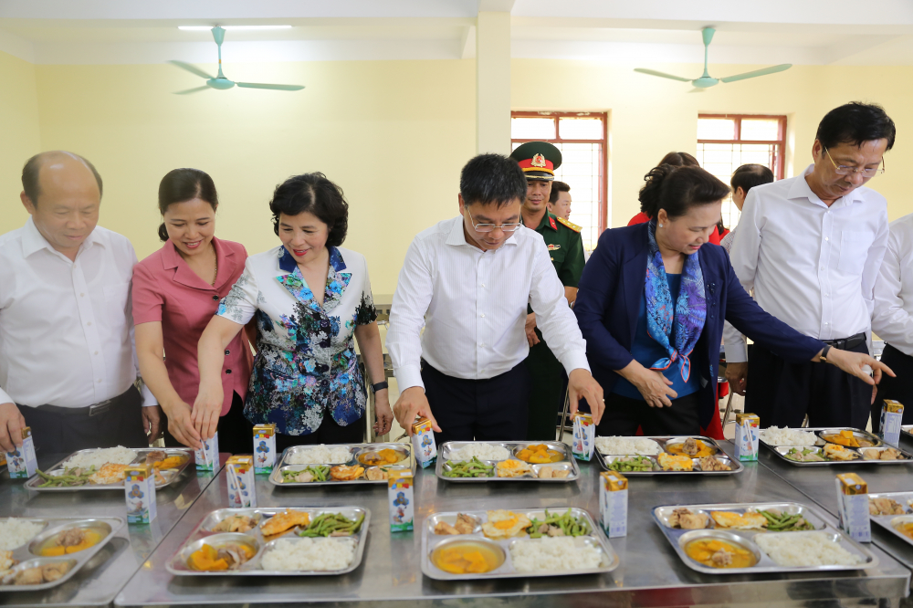  Chủ tịch Quốc hội Nguyễn Thị Kim Ngân và các đại biểu tham quan bếp ăn của các em học sinh trường Tiểu học và THCS Đồng Sơn. 