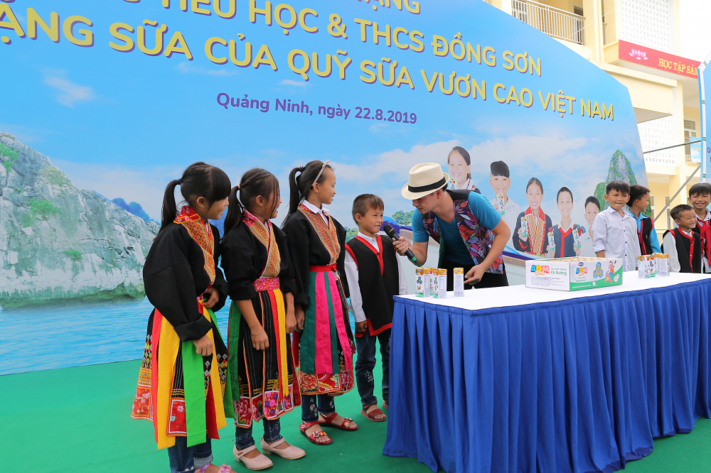  Nghệ sĩ Xuân Bắc, đại sứ chương trình Quỹ sữa Vươn cao Việt Nam giao lưu cùng các em học sinh tại chương trình. 