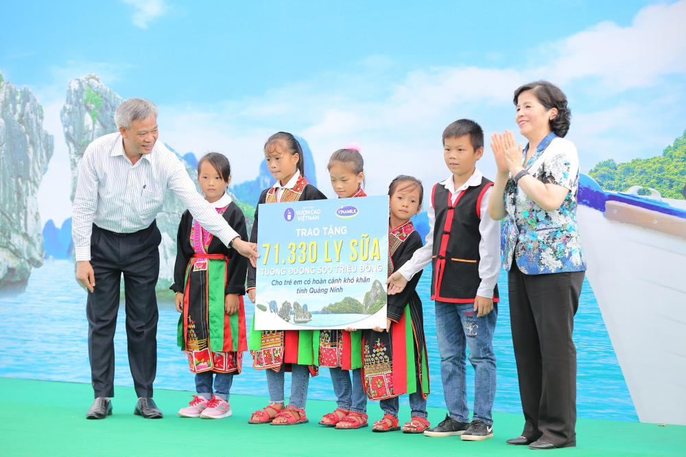  Bà Mai Kiều Liên - Thành viên Hội đồng Quản trị, Tổng Giám đốc Công ty Vinamilk trao tặng bảng tượng trưng 71.330 ly sữa, tương đương 500 triệu đồng cho các em học sinh nghèo vượt khó tỉnh Quảng Ninh.  