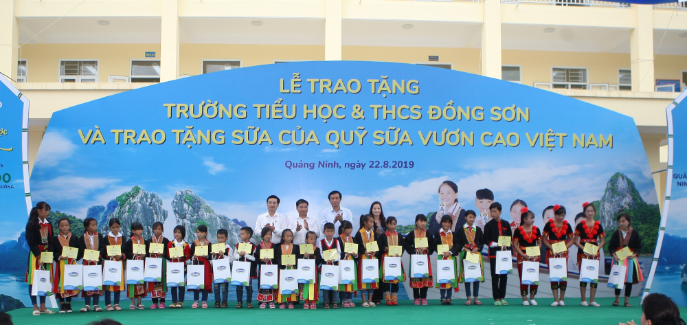  Ông Nguyễn Hạnh Phúc, Chủ nhiệm Văn phòng Quốc Hội cùng các đại biểu trao học bổng và sữa cho các em học sinh có thành tích xuất sắc. 