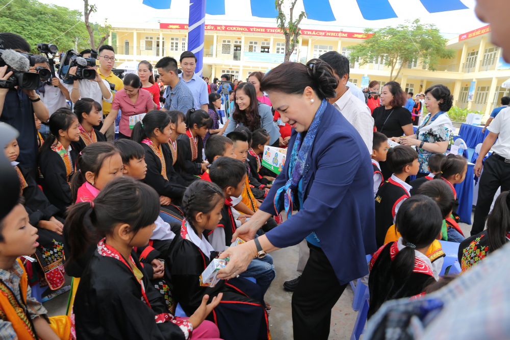  Chủ tịch Quốc hội Nguyễn Thị Kim Ngân trao sữa cho các em học sinh tại chương trình. 