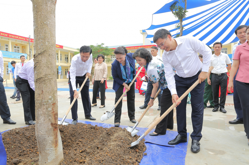  Bà Nguyễn Thị Kim Ngân - Uỷ viên Bộ chính trị, Chủ tịch Quốc hội nước Cộng hoà XHCN Việt Nam và các đại biểu trồng cây lưu niệm cho ngôi trường mới. 