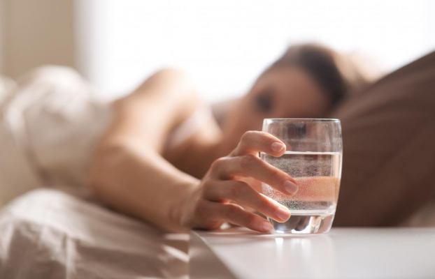  Không nên uống nước trước khi đi ngủ bởi điều này có hại cho sức khỏe.