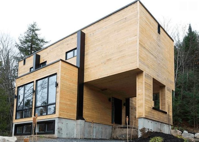  Với gỗ lát bên ngoài, hầu hết mọi người không nhận ra rằng ngôi nhà vuông vắn này được xây dựng từ những chiếc container