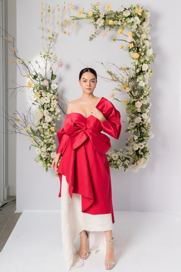  Phạm Quỳnh Anh chọn thiết kế váy đỏ với điểm nhấn lệch vai sexy. Tuy nhiên, trang phục khá 