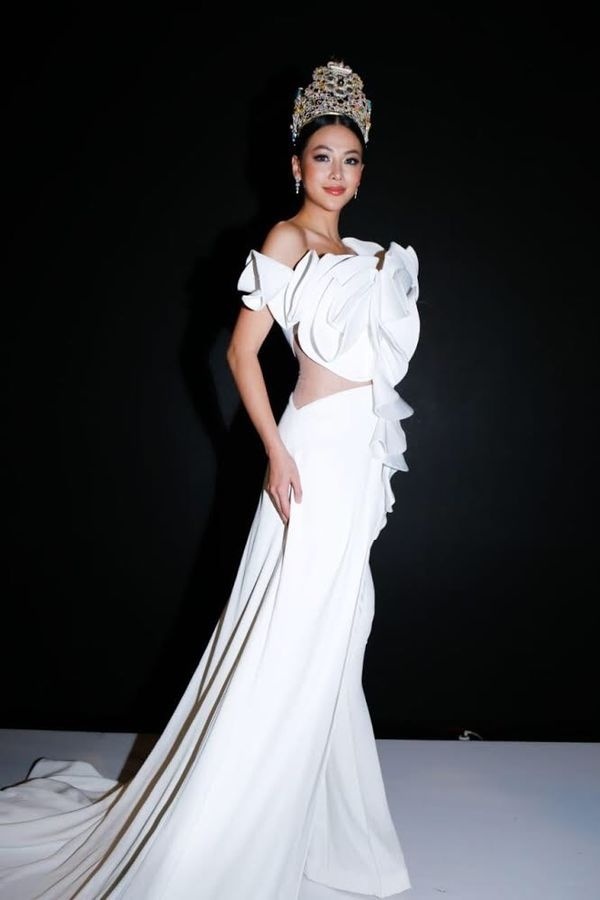  Miss Earth Phương Khánh nhận được lời khen từ chuyên trang sắc đẹp thế giới khi đi sự kiện với mẫu đầm trắng thiết kế dựa trên ý tưởng mô phỏng bông hoa cực ấn tượng. Đây là một sản phẩm kỳ công của nhà thiết kế Linh San.
