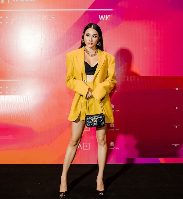  Yaya Trương Nhi bắt kịp hot-trend vàng mù tạt với set suit phối bra-top sext cùng gúi Gucci khi đi sự kiện.