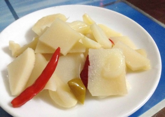 Măng ớt muối chua ăn kèm cùng bún, phở, mì, các món canh hay cho vào trong nước chấm... đều rất hấp dẫn - Ảnh minh họa: Internet