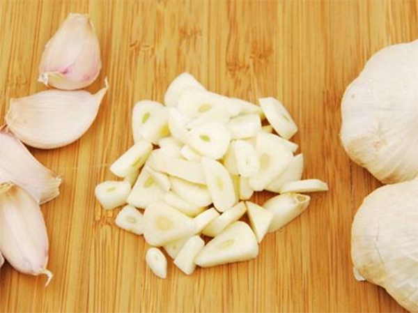 Các loại gia vị như tỏi, ớt, muối, đường cũng là phần không thể thiếu trong cách muối măng ớt ngon - Ảnh minh họa: Internet