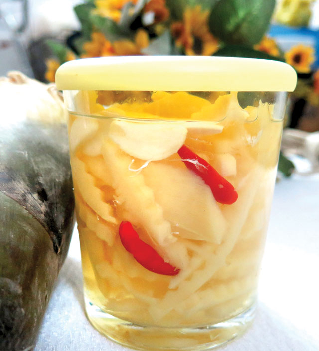 Bước làm nước ngâm măng khá quan trọng vì quyết định độ ngon của món măng ớt muối chua - Ảnh minh họa: Internet