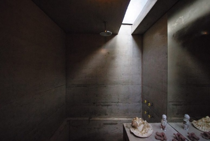  Phòng tắm được bố trí riêng tư, kín đáo với chất liệu chủ yếu là bê tông.