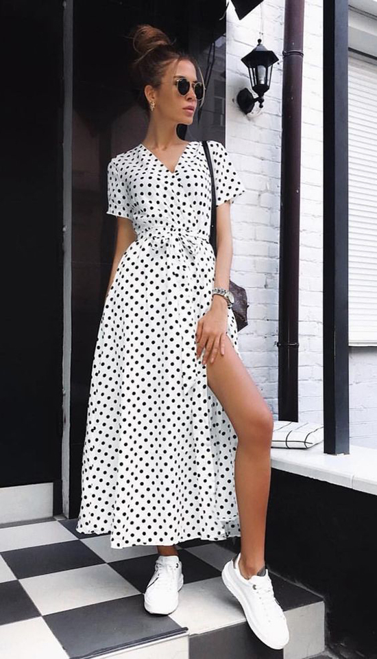  Ở mùa thu 2019, váy chấm bi đen trắng vẫn có chỗ đứng riêng và tiếp tục gây sức hút với những cô nàng sành mốt.