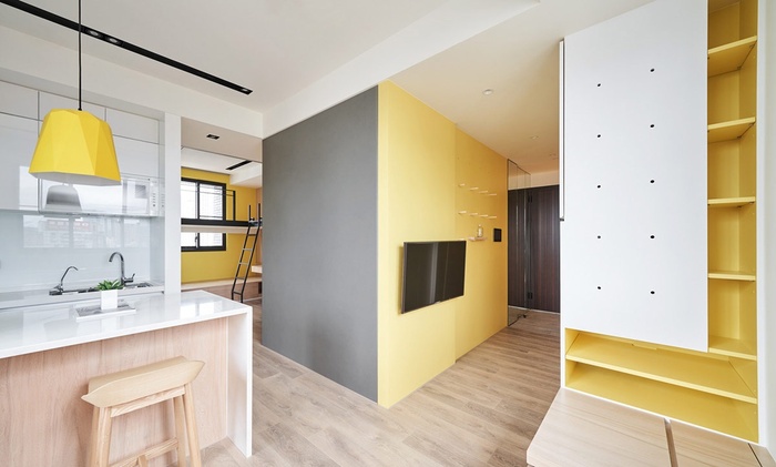 Một giá để đồ đạc màu vàng tươi giúp không gian nhà thêm nổi bật. Đây cũng là một khoảng không gian tuyệt vời để cất trữ đồ đạc.