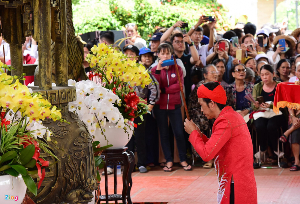  Nghệ sĩ Hoài Linh thành kính dâng hương lên Tổ nghề. Sau buổi lễ, danh hài gửi lời cảm ơn tới anh chị em nghệ sĩ, người dân ở khắp mọi miền đã không quản ngại đường xa và thời tiết nắng nóng để đến nhà thờ trong ngày giỗ Tổ sân khấu.