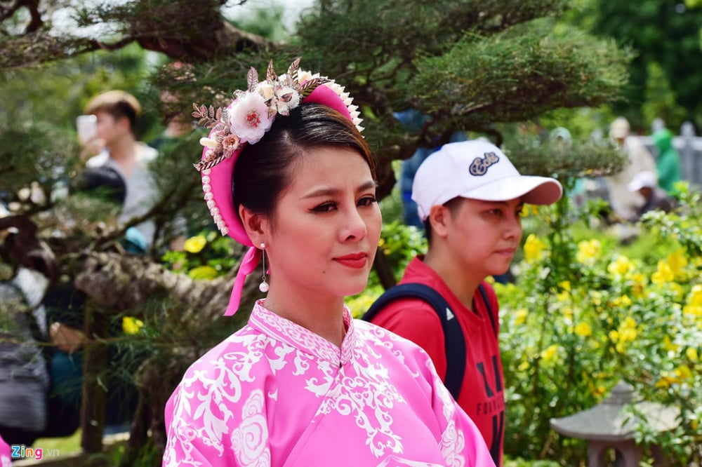  Diễn viên hài Nam Thư tươi tắn trong bộ áo dài màu hồng cánh sen. Cô có mặt từ sớm và tham gia vào đoàn rước kiệu tại nhà thờ Tổ.