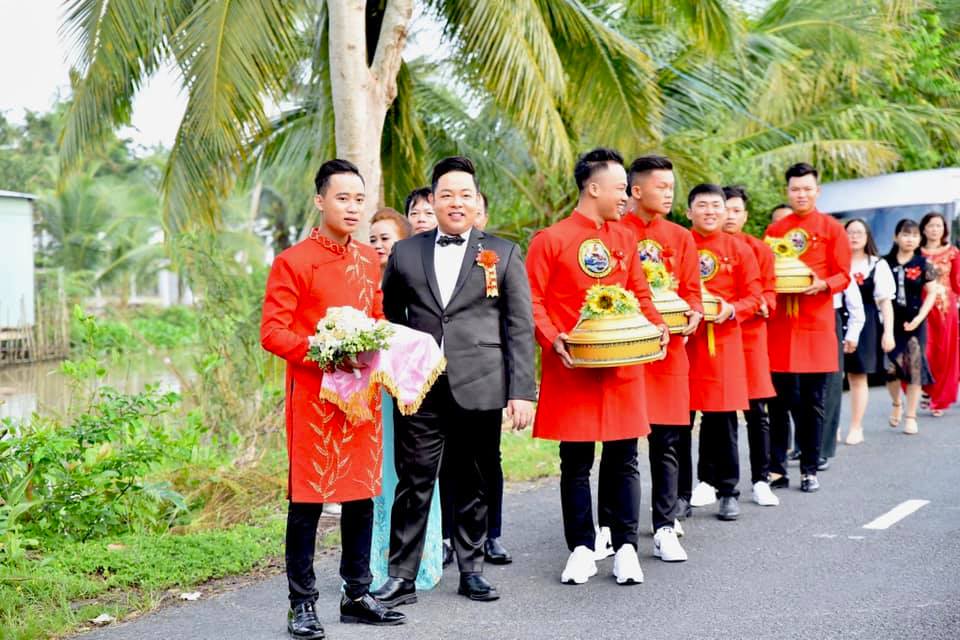  Được biết, Nguyễn Quí là con trai nuôi của Quang Lê và nam ca sỹ tham dự hôn lễ với vai trì đại diện, thay mặt nhà trai phát biểu trước gia đình thông gia hai bên, nhắn gửi lời chúc và dặn dò đến các con.