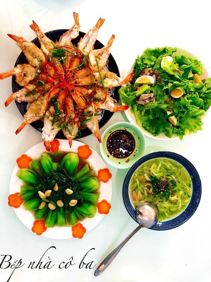 Cải ngọt xào, canh bầu nấu tôm, salad