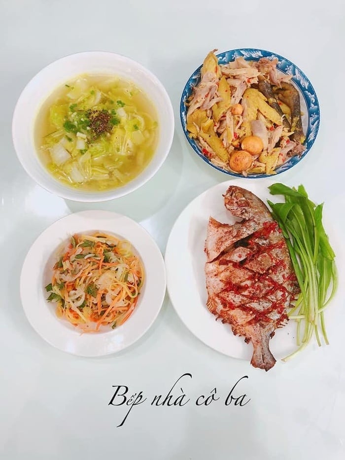 Cá chiên mắm, dưa cà rốt bắp cải, nộm gà
