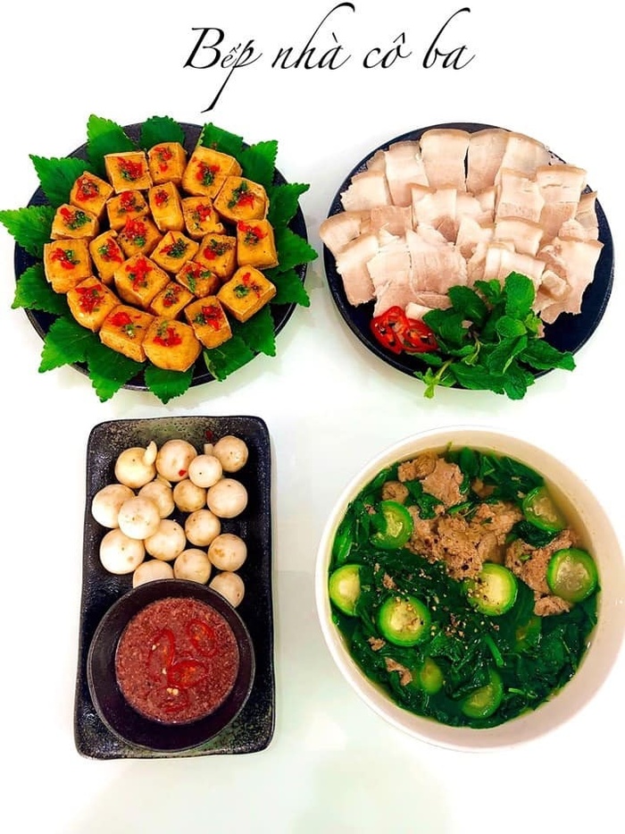 Canh cua nấu mùng tơi, cà pháo muối, đậu chiên, ba chỉ luộc