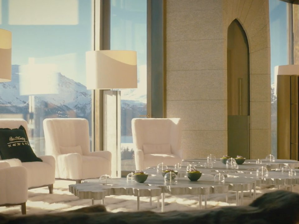  Các phòng đều có thiết kế cửa kính lớn từ sàn đến trần nhà. (Ảnh: Senada Adzem / Vimeo)