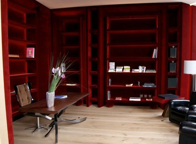   Ngoài ra còn có một thư viện với nội thất bằng nhung bên trong. (Ảnh: Senada Adzem / Vimeo)