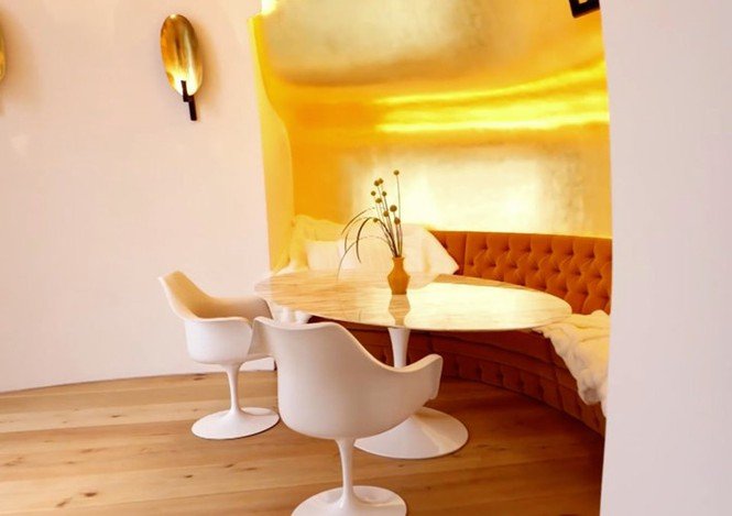  Nổi bật nhất có lẽ là phòng ăn sáng ở tầng trên mặt đất có tường trang trí bằng vàng 24 karat. (Ảnh: Senada Adzem / Vimeo)