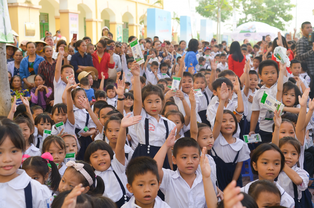  Niềm vui uống sữa của các em học sinh Hà Nội tại chương trình.