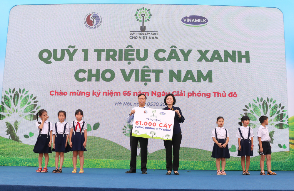  Bà Bùi Thị Hương – Giám đốc Điều hành Vinamilk trao bảng tượng trưng tặng 61.000 cây xanh của Quỹ triệu cây xanh cho Việt Nam cho đại diện TP.Hà Nội nhân kỷ niệm 65 năm Ngày Giải phóng Thủ đô.