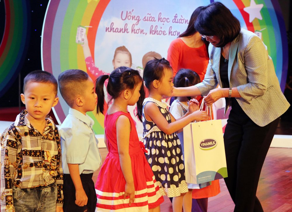   Phó Chủ tịch nước Đặng Thị Ngọc Thịnh và các đại biểu thực hiện nghi thức phát động chương trình Sữa học đường cho trẻ em tại Ngày hội Sữa học đường Đà Nẵng. 