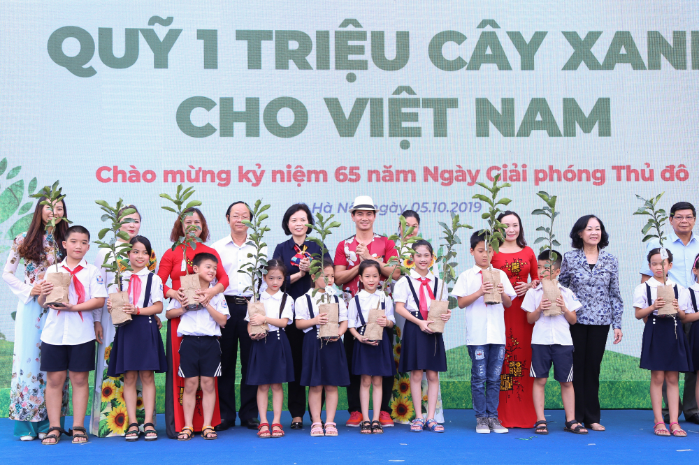  Bà Trương Thị Mai - Ủy viên Bộ Chính trị, Bí thư Trung ương Đảng, Trưởng ban Dân vận Trung ương cùng các đại biểu trao gửi thông điệp từ Quỹ 1 triệu cây xanh cho Việt Nam đến các em học sinh, mong các em biết yêu thiên nhiên và bảo vệ môi trường.