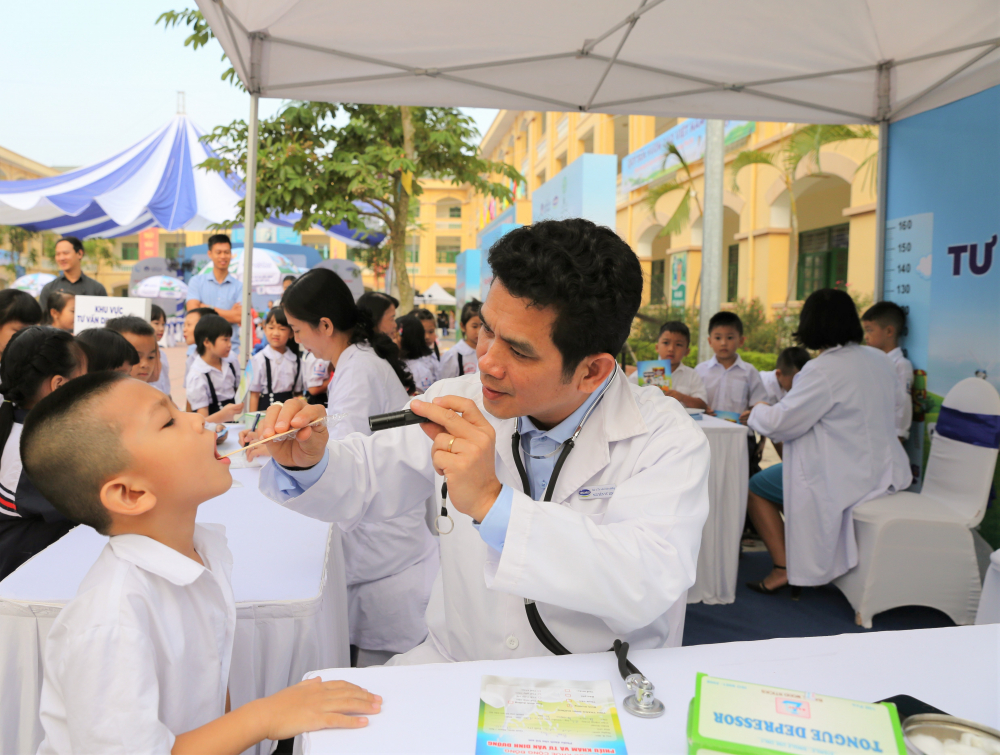  Tại chương trình, các em học sinh trường Tiểu học Tiên Dược B, Hà Nội được các Bác sĩ của Trung tâm Tư vấn Dinh dưỡng Vinamilk khám sức khỏe và tư vấn dinh dưỡng