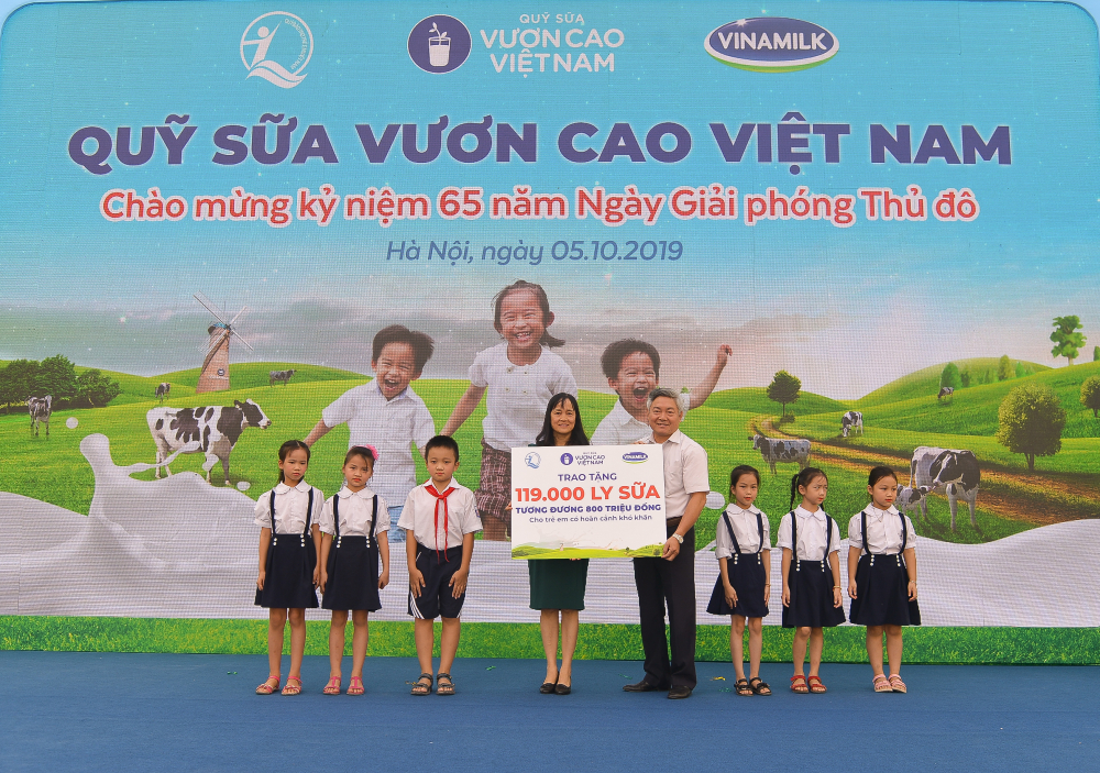  Bà Nguyễn Minh Tâm – Giám đốc Chi nhánh Vinamilk Hà Nội trao tặng bảng tượng trưng 119.000 ly sữa của Quỹ sữa Vươn cao Việt Nam cho hơn 1,300 em học sinh có hoàn cảnh khó khăn tại Hà Nội.
