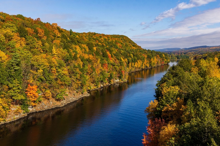  Một đoạn sông Connecticut thuộc Massachusetts (Hoa Kỳ). Cây cối dọc hai bên bờ sông đang chuyển màu.
