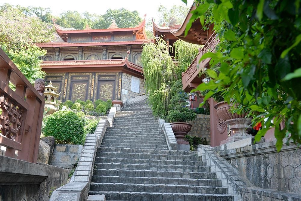  Từ chân núi đến chùa Hang du khách phải vượt qua 300 bậc thang cao.