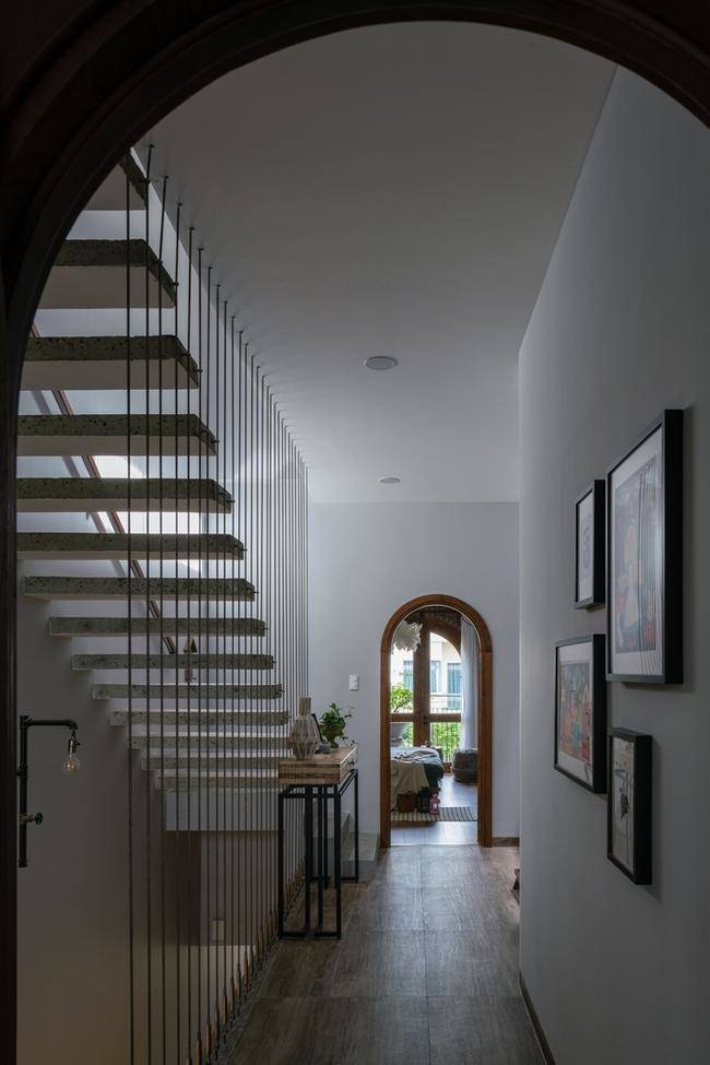  Lối đi, cầu thang, nội thất độc đáo kết nối không gian với nhau và mang lại sự thoải mái hơn.