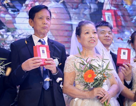  Cặp đôi cao tuổi nhất là vợ chồng ông Nguyễn Thế Vang (78 tuổi) và bà Nguyễn Thị An (72 tuổi). Ảnh: Tri thức trực tuyến