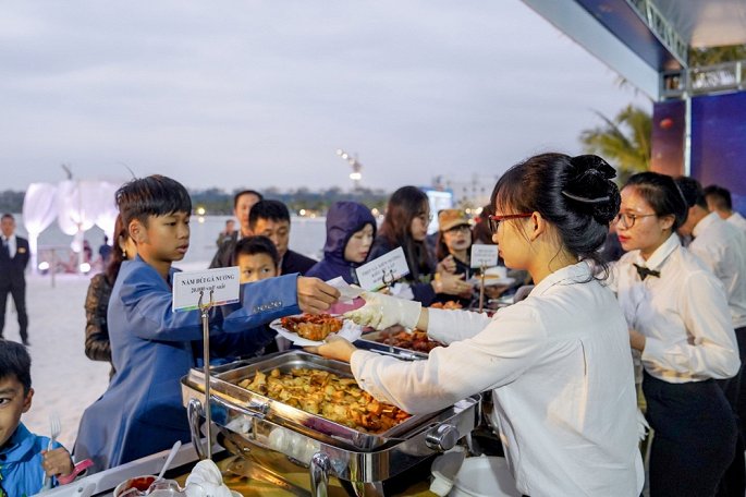  Các quầy đồ nướng phục vụ cư dân tại Lễ hội