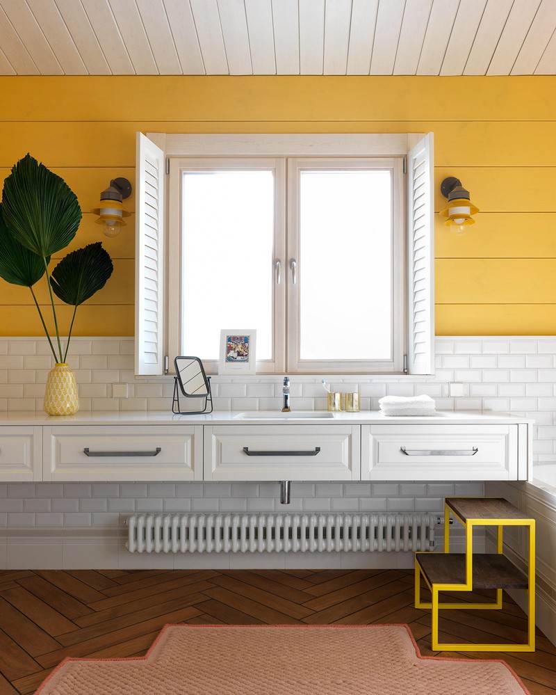  Phòng tắm màu trắng và vàng, rộng rãi, không kém phần nghệ thuật.